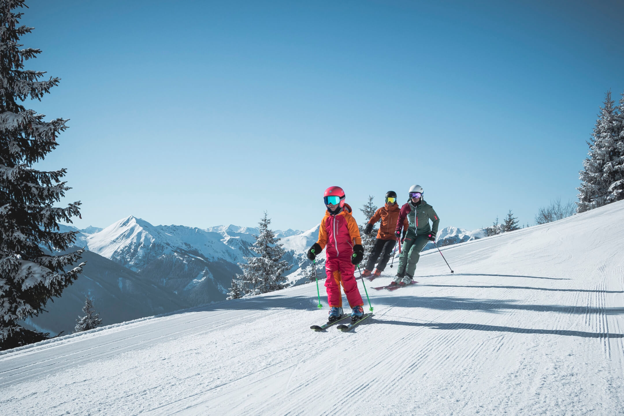 Skiers of different ages on a sunny slope in the Skicircus Saalbach Hinterglemm