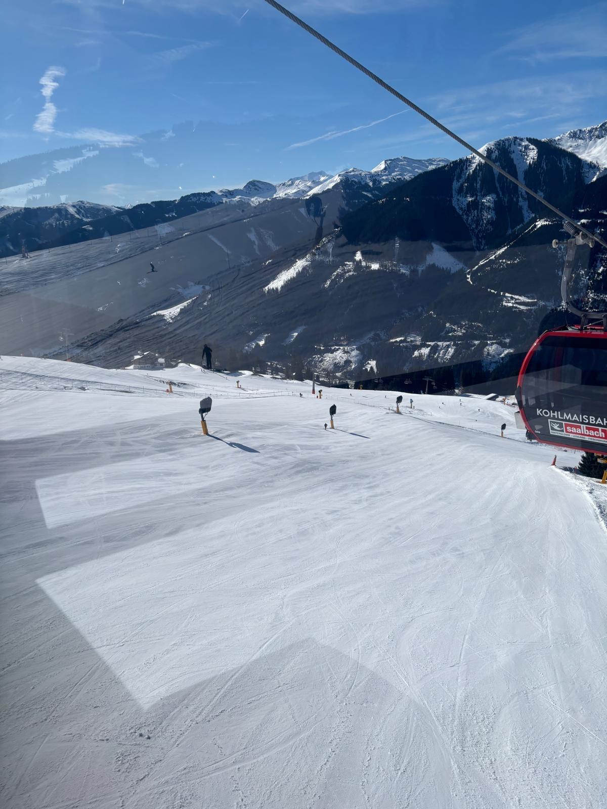 Empty pistes and blue sky at the Kohlmaisbahn in Saalbach at Easter